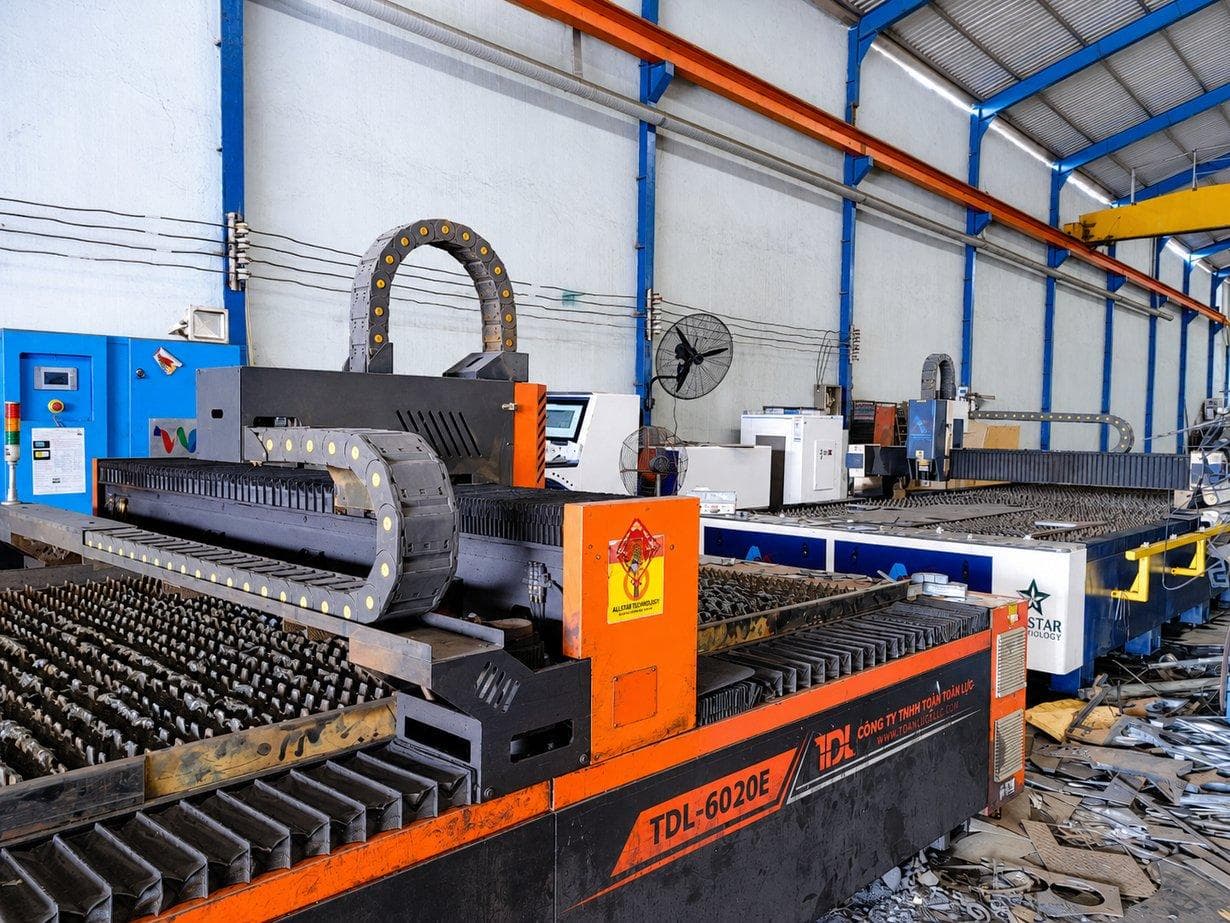 Máy CNC laser đang gia công thép