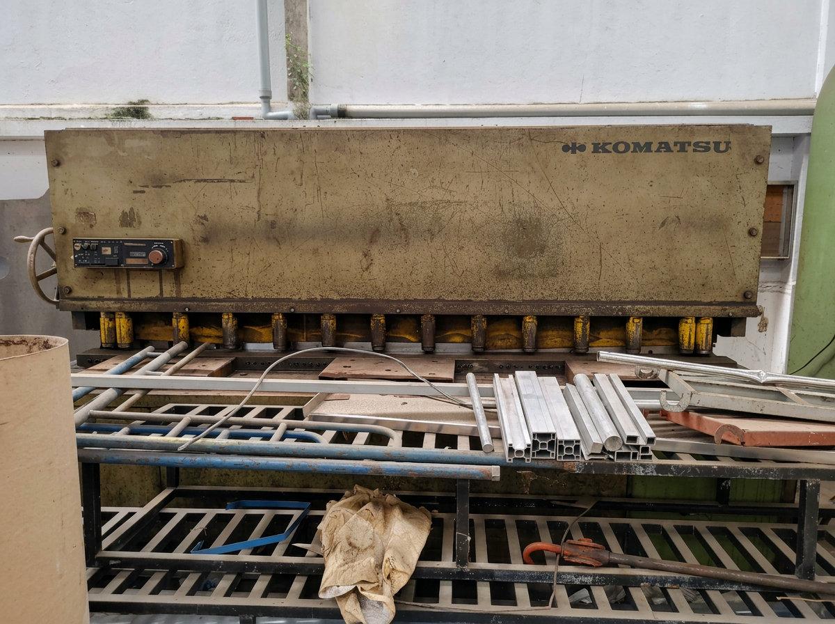 Máy cắt KOMATSU 13 ly