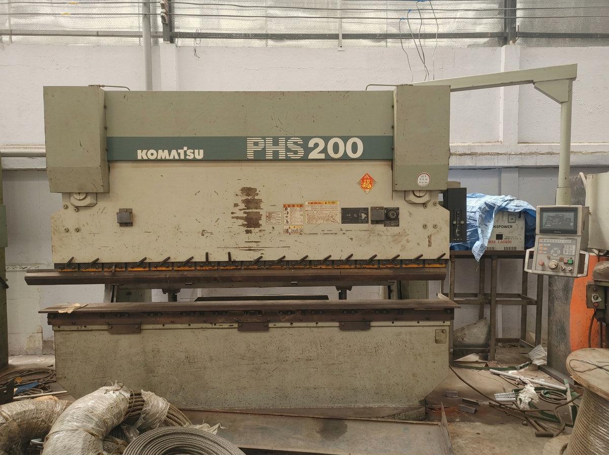 Máy chấn KOMATSU 200 tấn